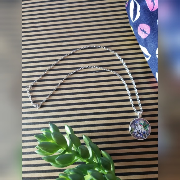 🌺 NEW Humming Bird Cabochon Necklace - Picture 2 of 5